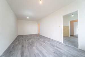 Obývací pokoj s pohledem na kuchyni