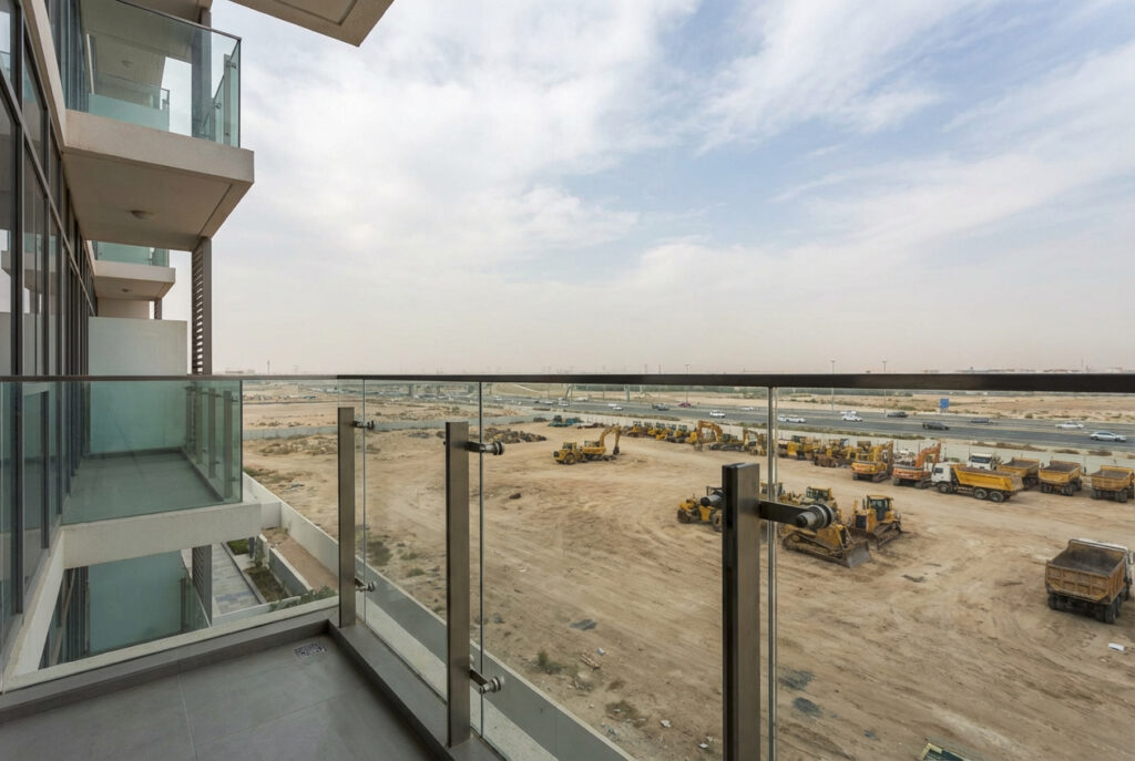 Výhled z nového balkonu na nezastavěnou plochu a rušnou dálnici v dálce. Změny v územním plánu jsou to, na co si dát pozor při koupi bytu od developera.